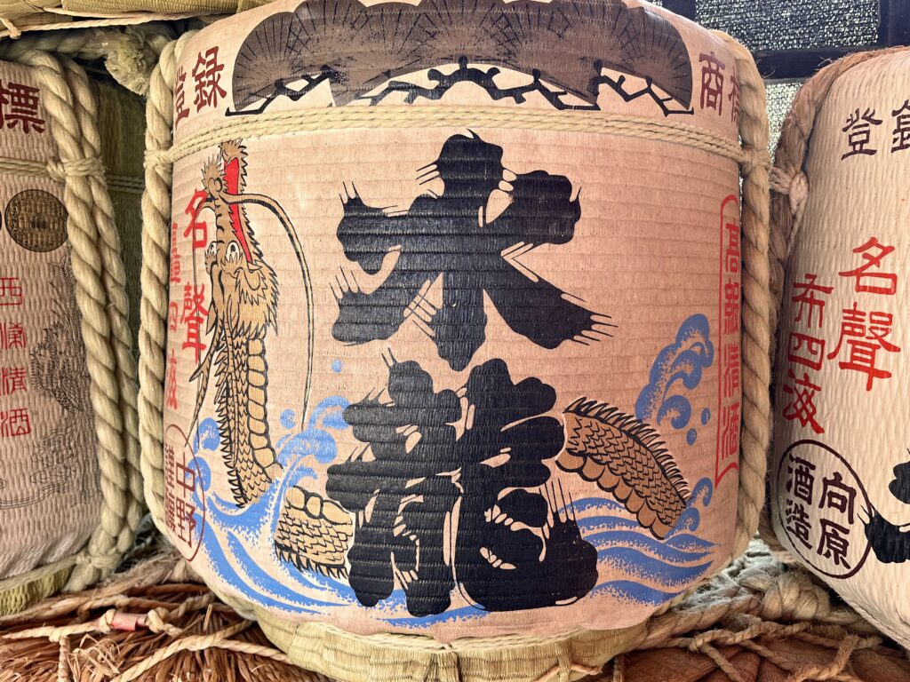 厳島神社水龍の樽