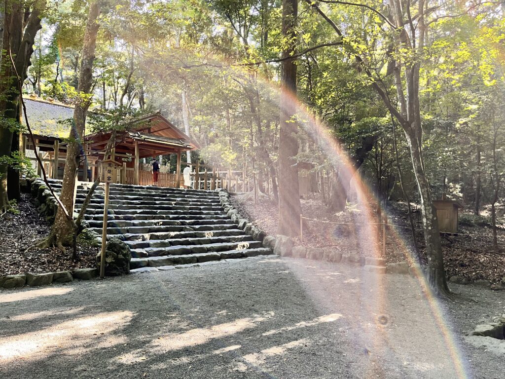 伊勢神宮荒祭宮に出た虹と光