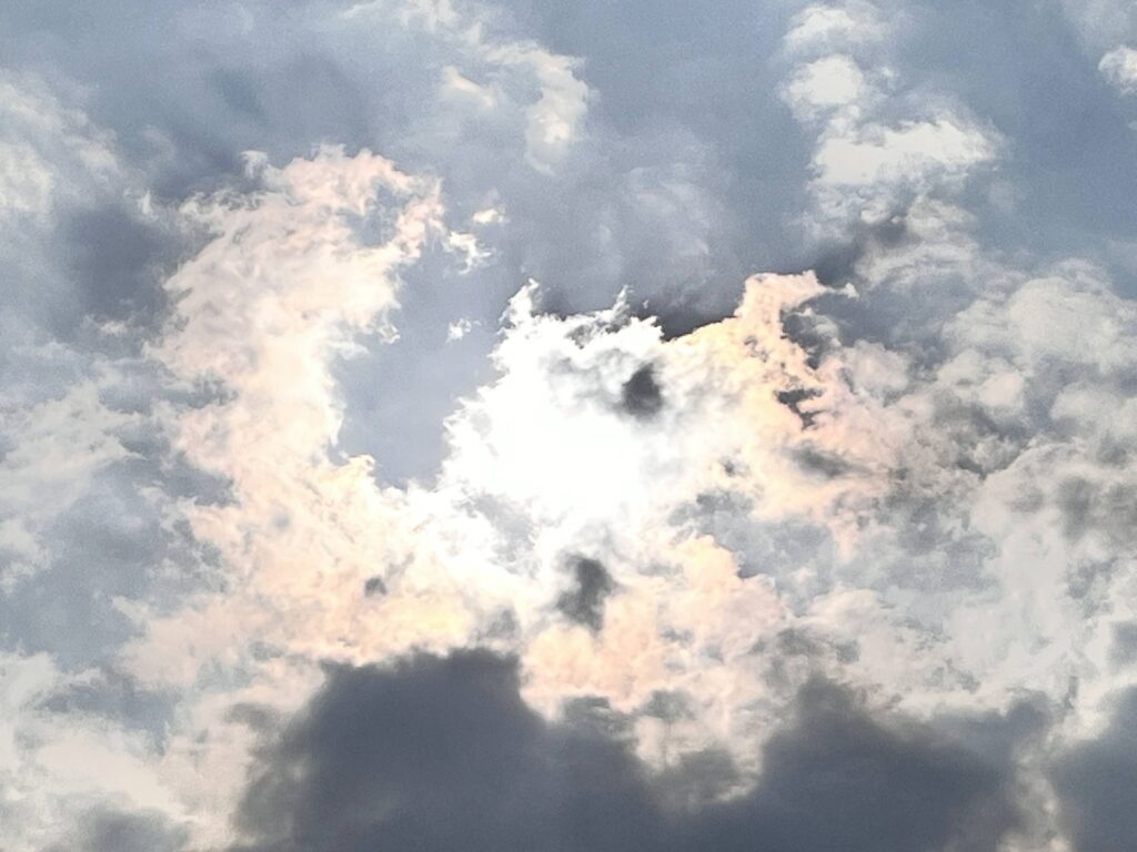 厳島神社でみた赤い龍雲