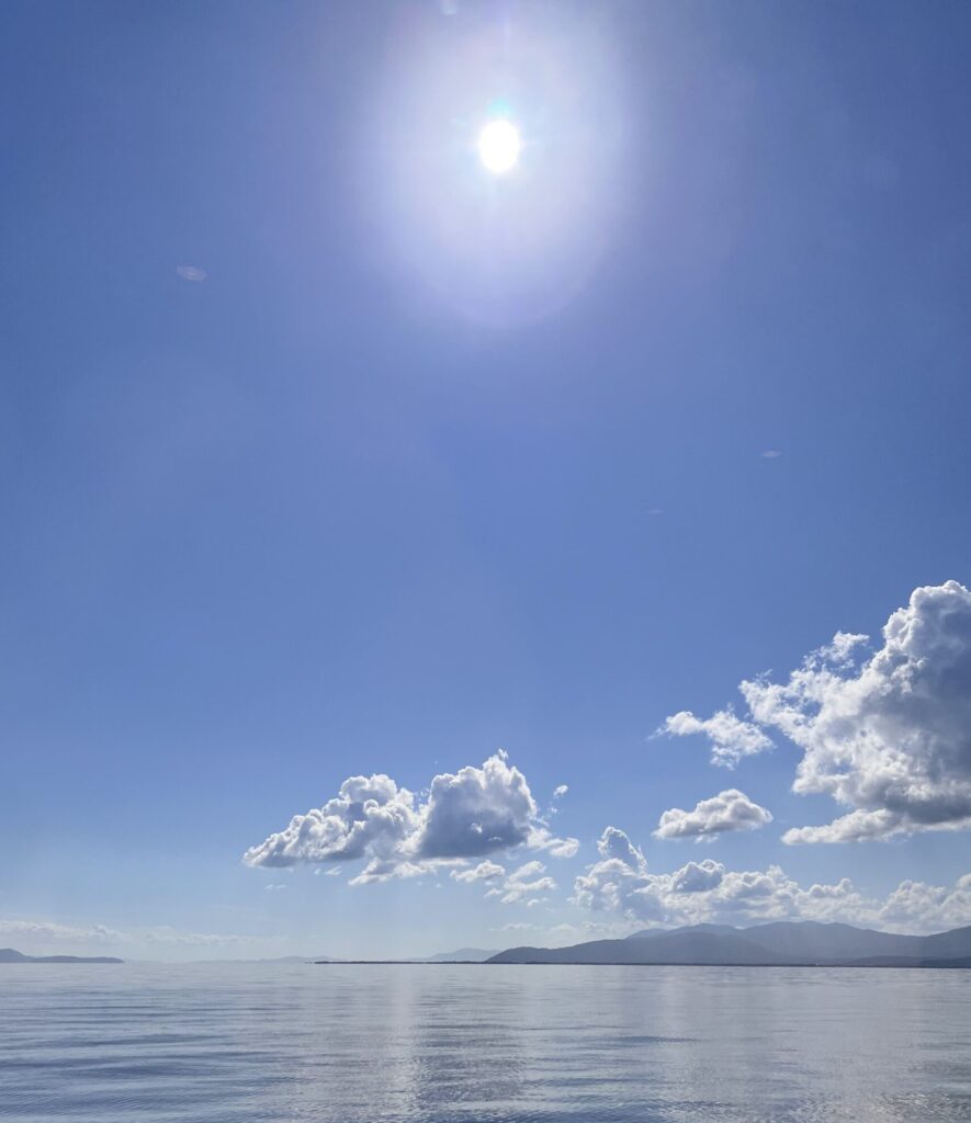 琵琶湖の上を飛ぶちび龍雲とハロ