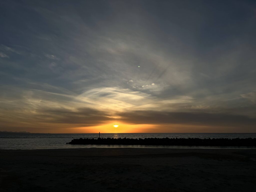 海に沈む夕日と龍