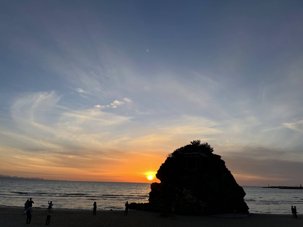 出雲伊佐の浜・夕焼けの中の龍