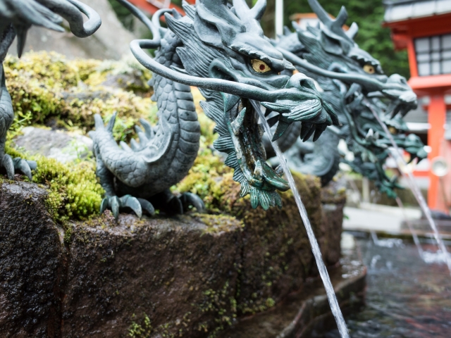 九頭龍神社新宮の「龍神水舎」