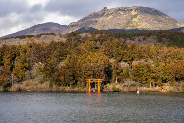 芦ノ湖から見る九頭龍神社と駒ヶ岳
