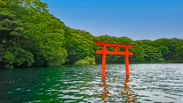 芦ノ湖から見る九頭龍神社本宮の湖の中の鳥居