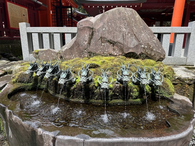 九頭龍神社新宮の「龍神水舎」