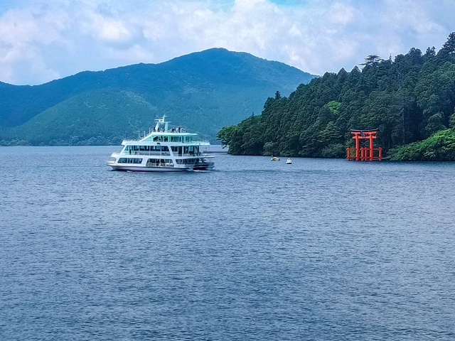 芦ノ湖を進む九頭龍神社本宮月次祭の参拝船