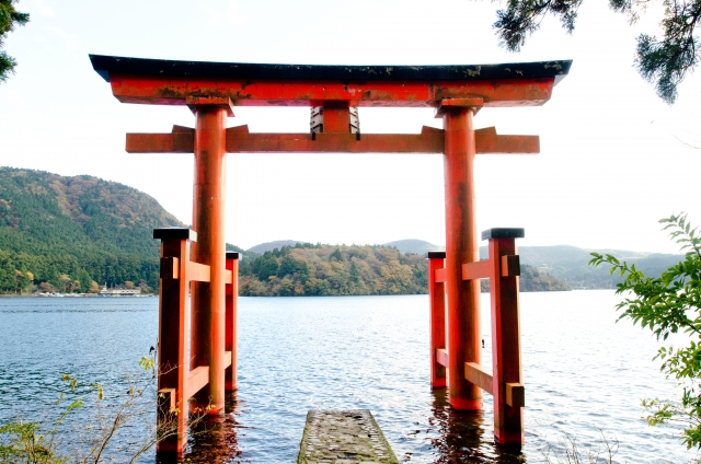 芦ノ湖を箱根神社の平和の鳥居から見る