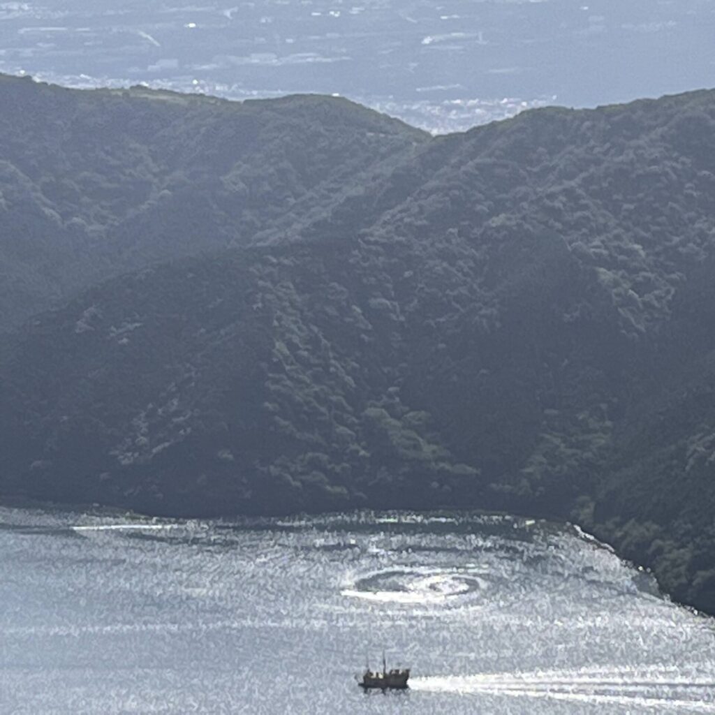 駒ヶ岳から見た芦ノ湖の不思議な渦