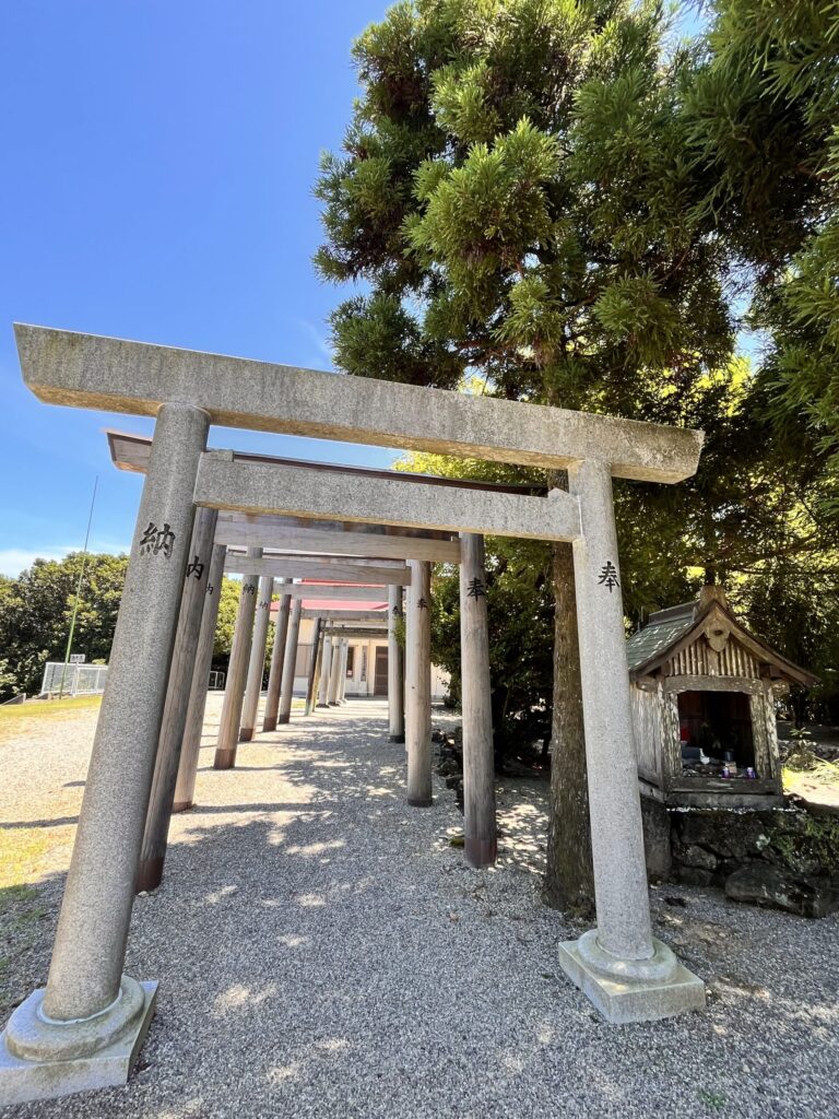 朝熊山の八大龍王社へ続く鳥居の参道
